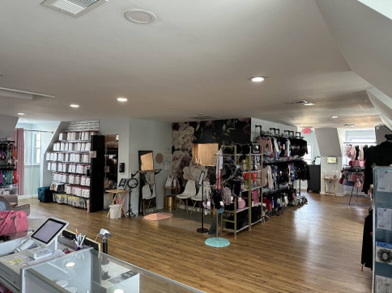 More Photos Of 8759 Mathis Ave, Manassas Freestanding For Lease