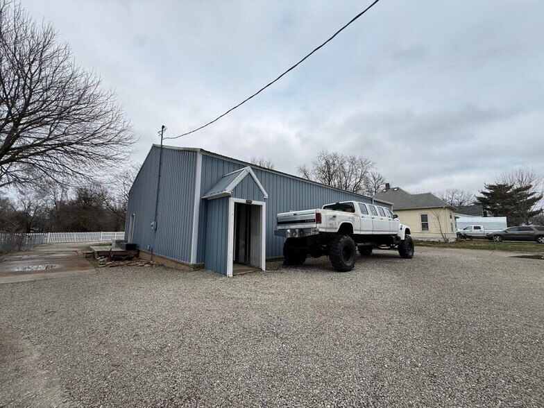 More Photos Of 615 W Benton St, Buffalo Flex For Sale