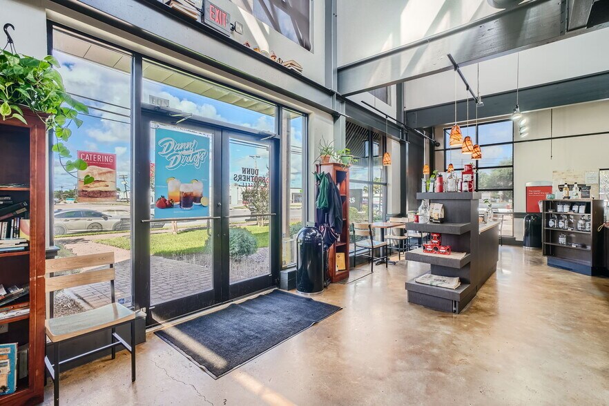 More Photos Of 201 S Friendswood Dr, Friendswood Freestanding For Lease