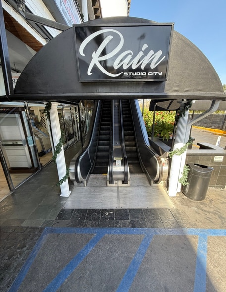 More Photos Of 12215 Ventura Blvd, Studio City General Retail For Lease