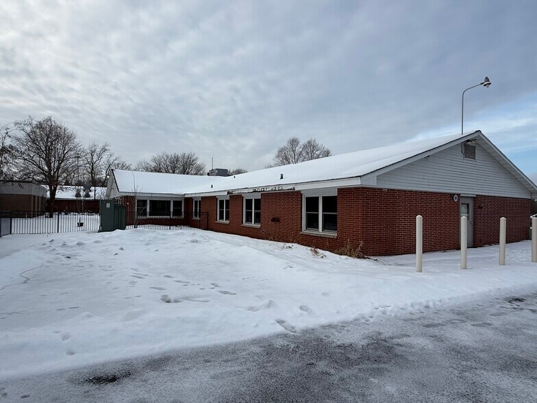 More Photos Of 165 S Chet Krause Dr, Iola Multifamily For Sale