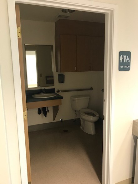 More Photos Of 17175 SW Tualatin Valley Hwy, Beaverton Medical For Lease