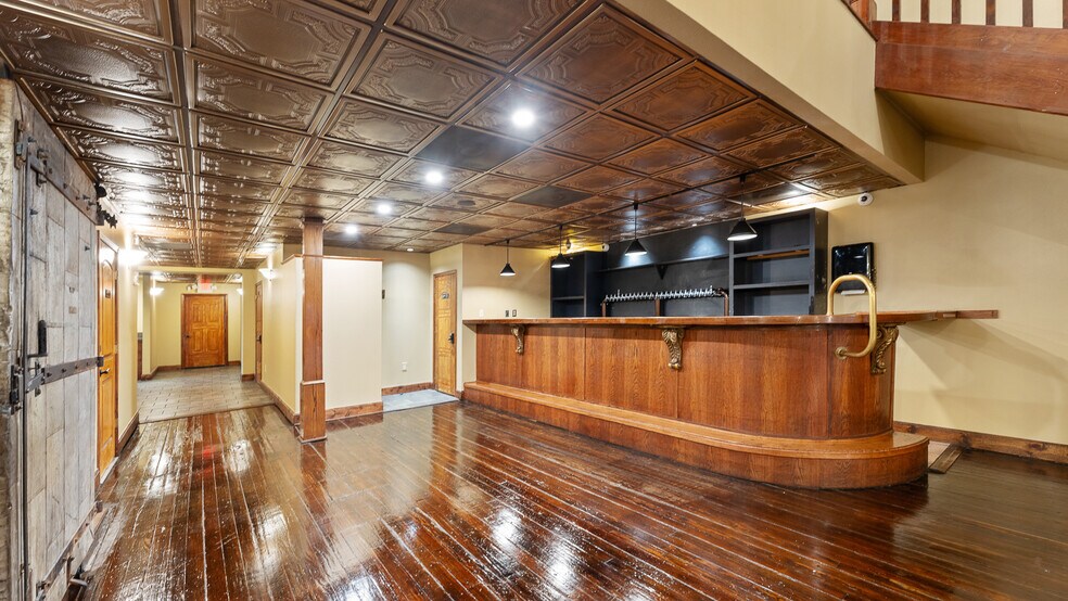 More Photos Of 117 W Walnut St, Rogers Restaurant For Lease