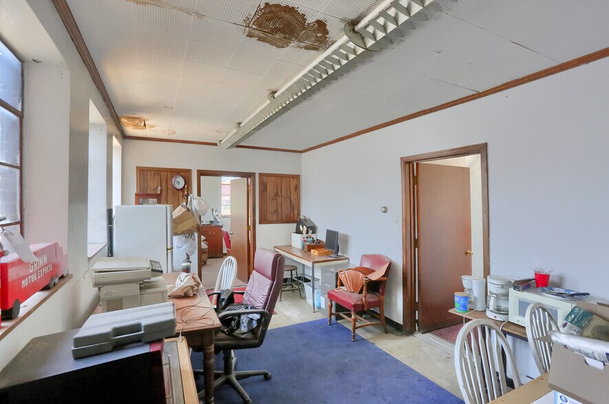 More Photos Of 98 Sproul St, McKees Rocks Truck Terminal For Sale