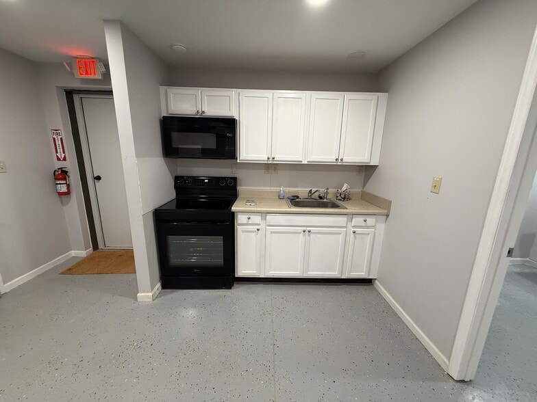 More Photos Of 125 Payne Rd, Anderson Light Manufacturing For Lease