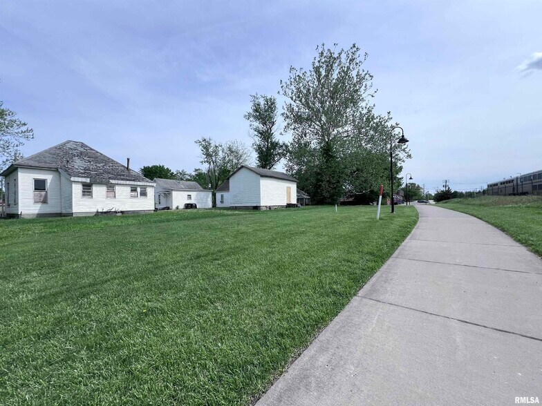 More Photos Of 406 S Washington St, Carbondale Specialty For Sale