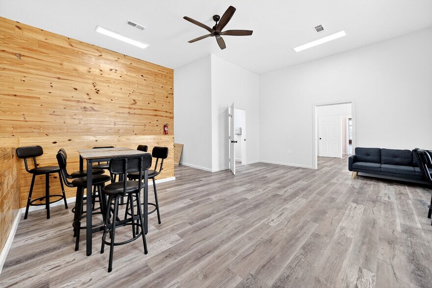 More Photos Of 201 N Bois D Arc St, Forney Storefront For Sale