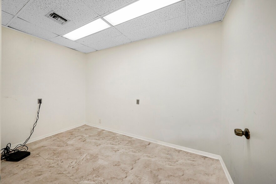 More Photos Of 1500-1536 S Dixie Hwy, Pompano Beach Showroom For Lease