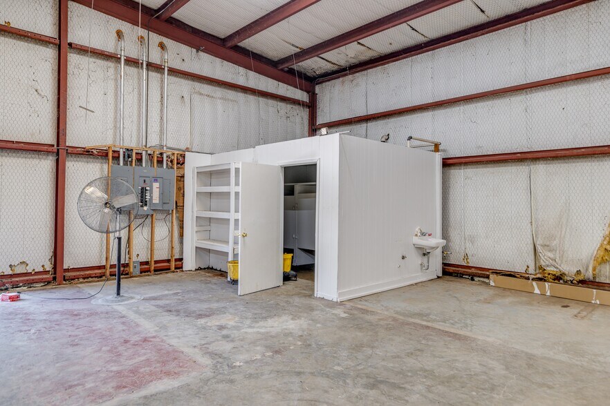 More Photos Of 1933 Winnsboro Rd, Monroe Distribution For Sale