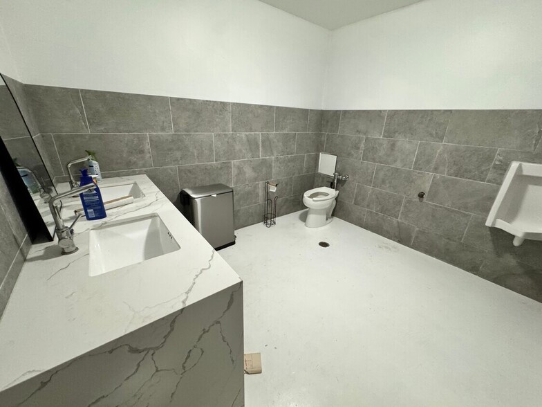 More Photos Of 515 N Sycamore St, Santa Ana Office For Lease