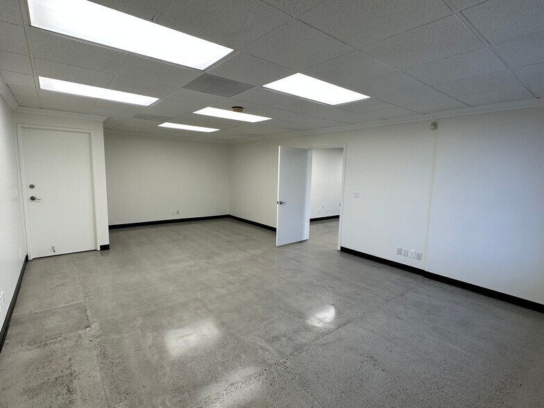 More Photos Of 1850 W Collins Ave, Orange Manufacturing For Lease