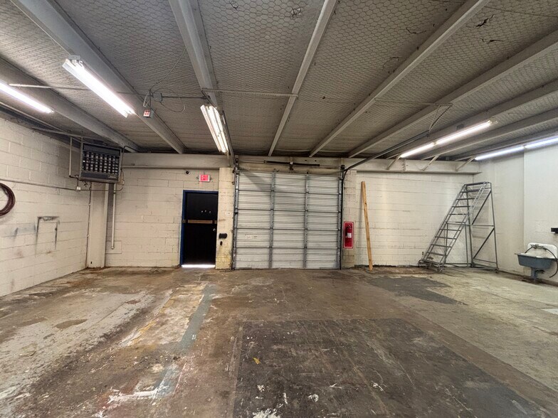 More Photos Of 920 W Loop 281, Longview Freestanding For Lease