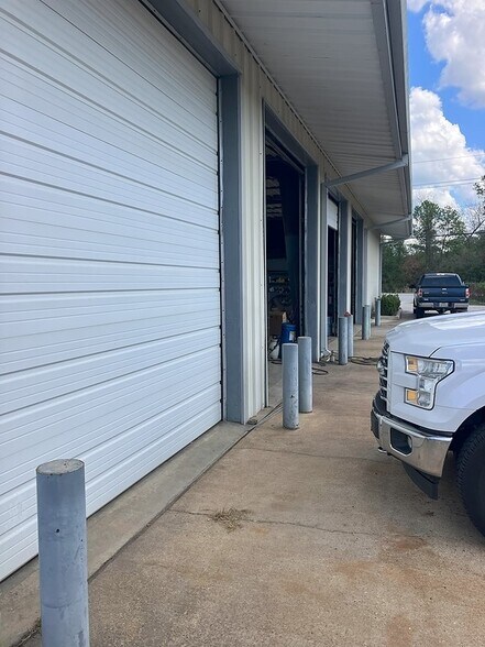 More Photos Of 24862 Loop 494, Porter Auto Repair For Sale