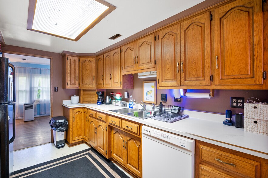 More Photos Of 17001 IN-3, Eaton Bar For Sale