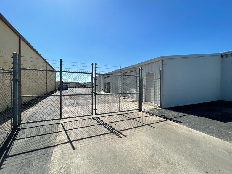 More Photos Of 2118 Mannix Dr, San Antonio Showroom For Sale