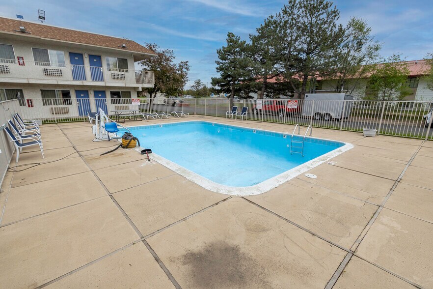 More Photos Of 1309 S Ohlman St, Mitchell Hotel For Sale