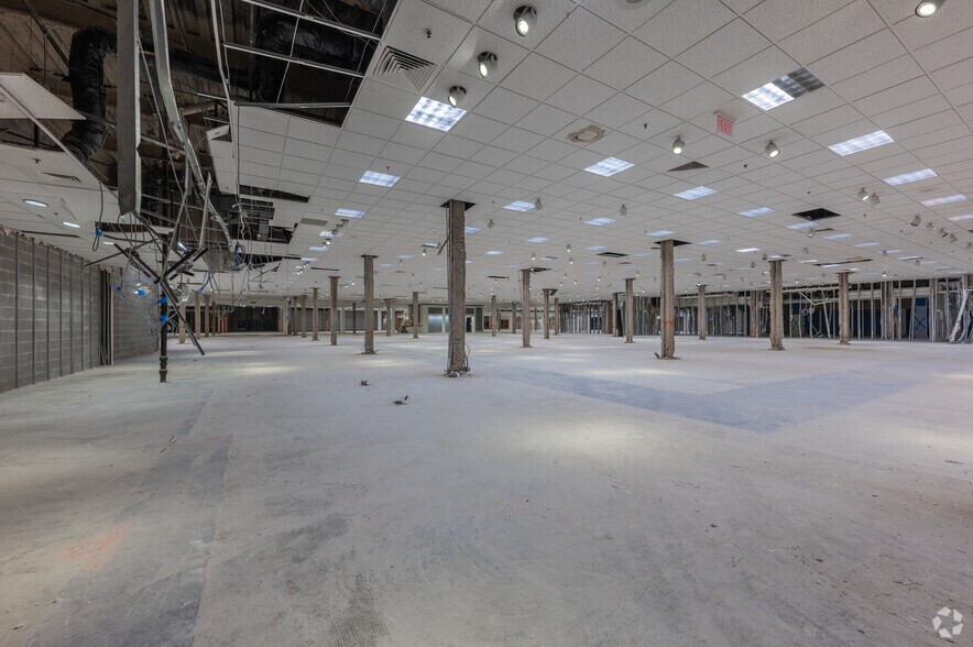 More Photos Of 100 Mall Dr, Steubenville Department Store For Lease