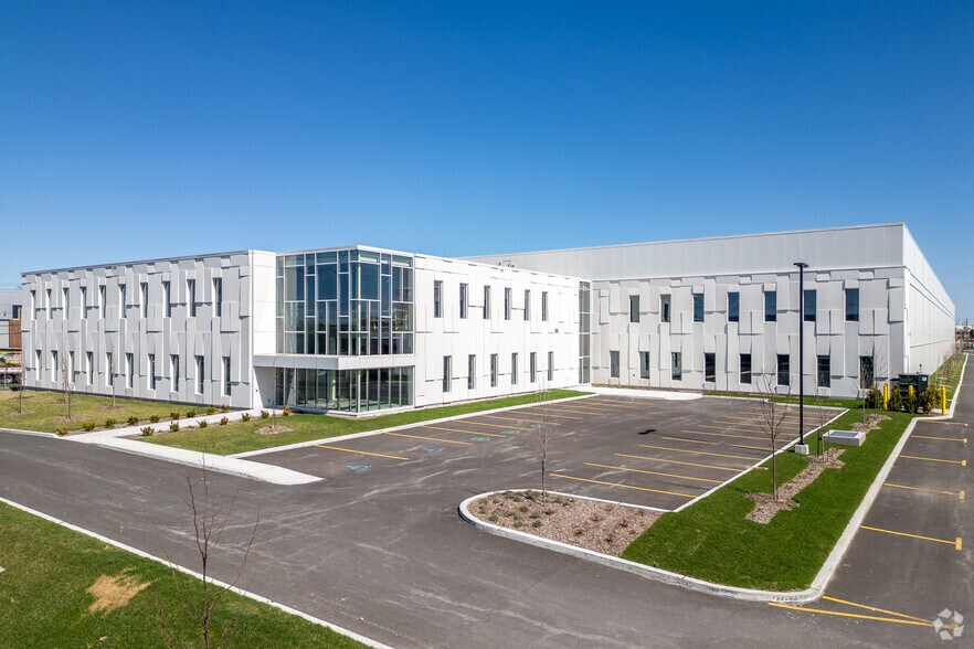 More Photos Of 7300 Ch De La Côte-De-Liesse, Saint-Laurent Distribution For Lease