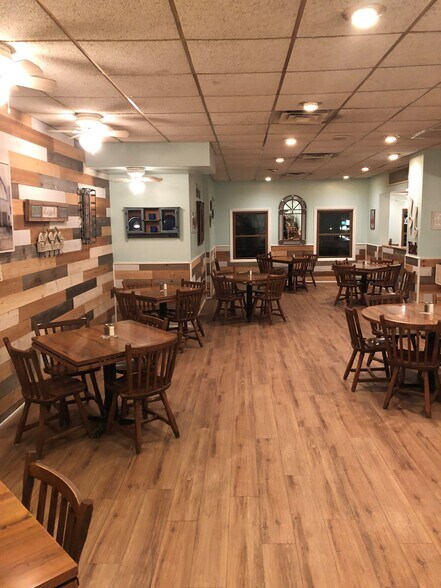 More Photos Of 499 Hill St, Green Lake Restaurant For Sale