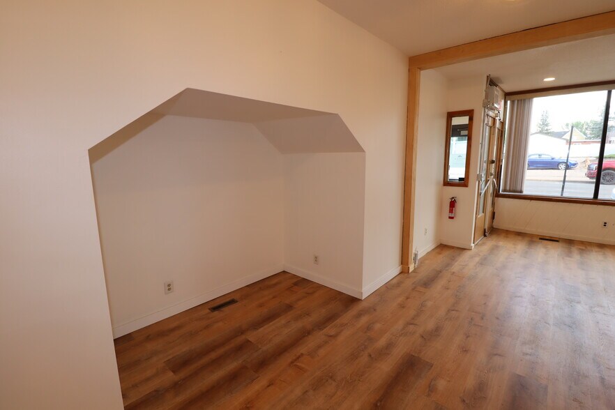More Photos Of 309 Main St E, Ashland Storefront Retail Office For Lease