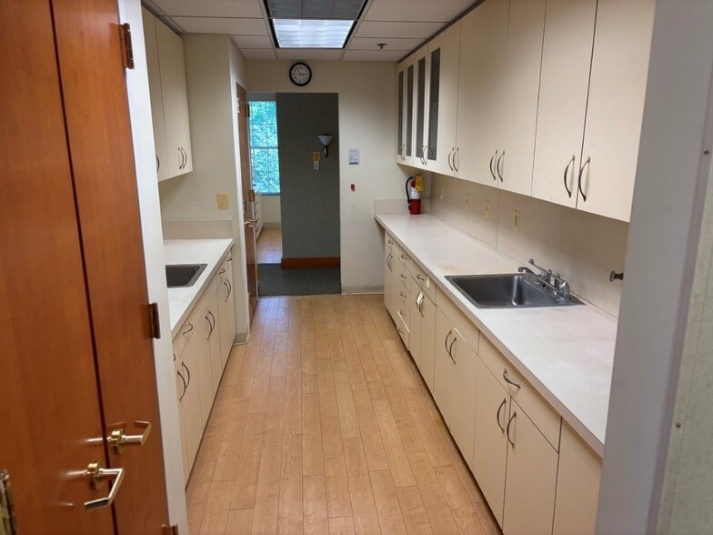 More Photos Of 6134-6138 Redwood Square Ctr, Centreville Medical For Sale