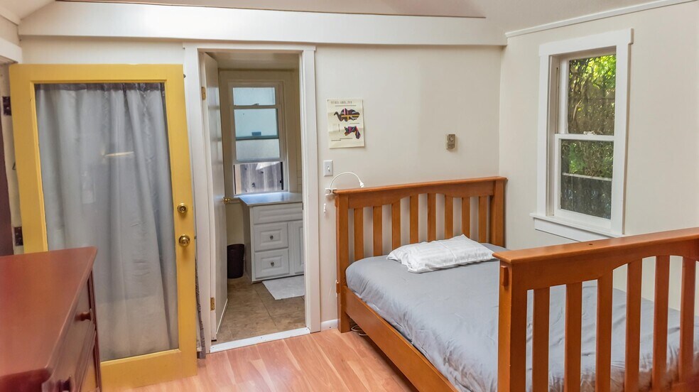 More Photos Of 2633 Regent St, Berkeley Dormitory For Sale