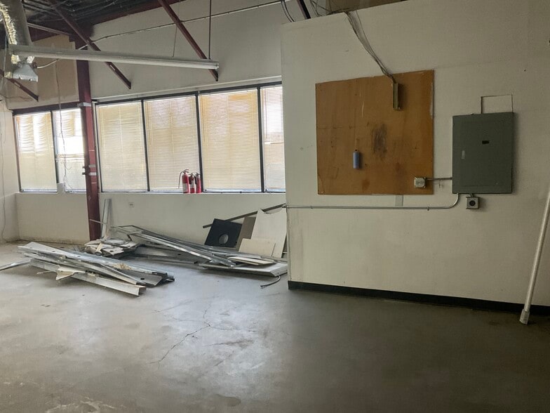 More Photos Of 7388 S Revere Pky, Centennial Showroom For Lease