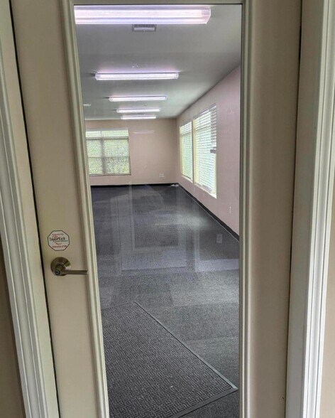 More Photos Of 394 Elsmere Ave, Delmar Storefront Retail Office For Lease