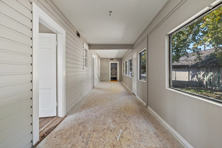 More Photos Of 620 N Main St, Taylor Storefront Retail Office For Sale