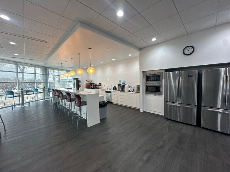 More Photos Of 13640-13690 Riverport Dr, Maryland Heights Office For Sale