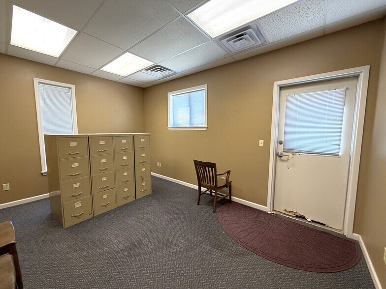 More Photos Of 305 N Mason St, Carrollton Office For Sale