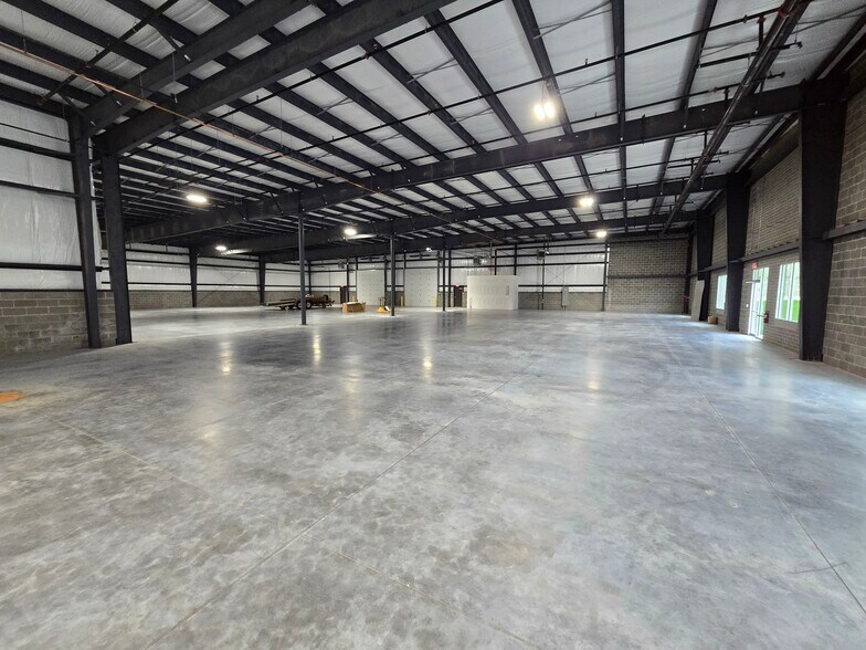 More Photos Of 6365 118th St, Omaha Warehouse For Lease