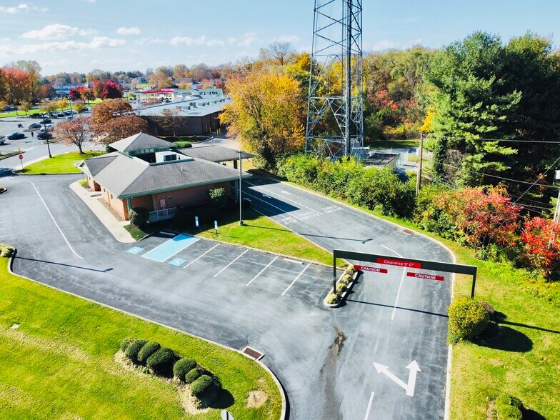 More Photos Of 3060 Industry Dr, Lancaster Specialty For Lease