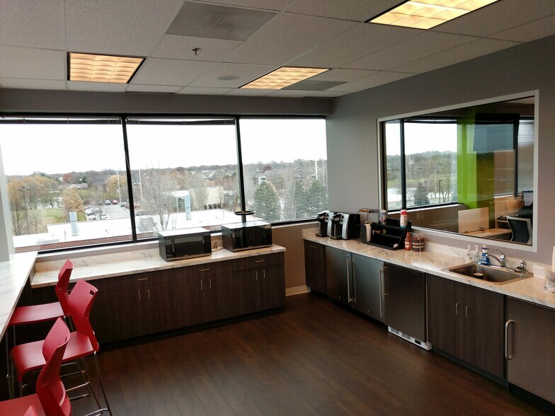 More Photos Of 1952 Mcdowell Rd, Naperville Business Park For Lease