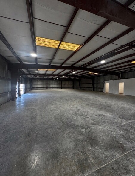 More Photos Of 4827 N Lois Ave, Tampa Warehouse For Lease