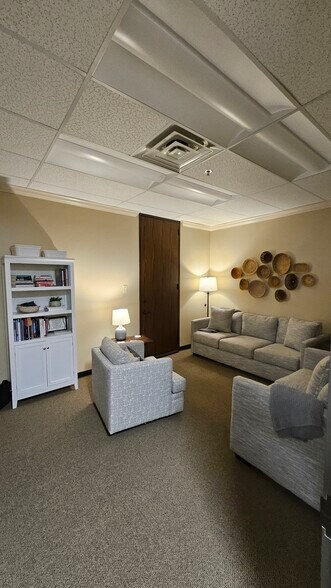 More Photos Of 211 E Parkwood Ave, Friendswood Office For Sale