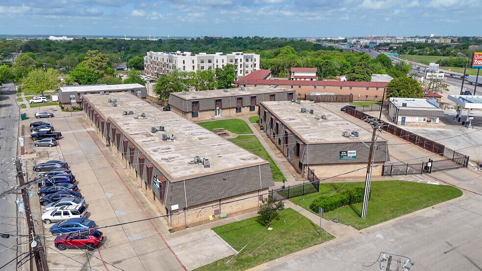 More Photos Of 900 Willowwood St, Denton Dormitory For Sale
