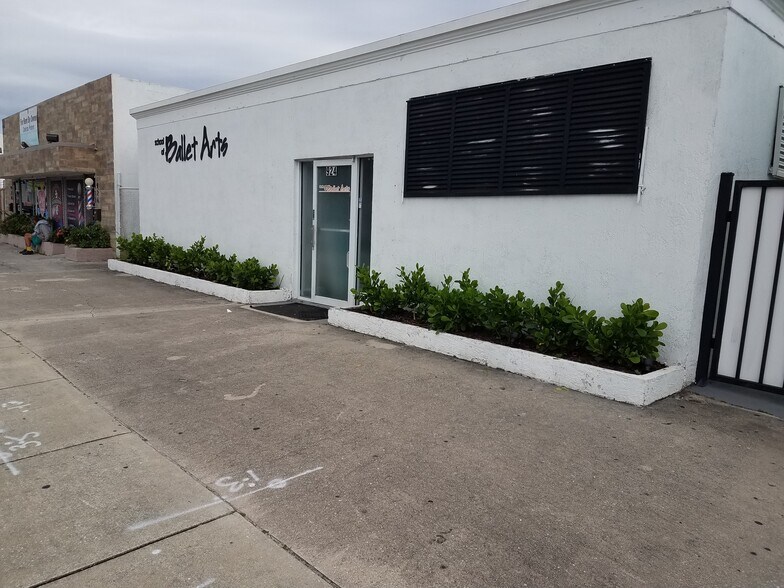 Primary Photo Of 924 N Dixie Hwy, Lake Worth Storefront Retail Residential For Lease