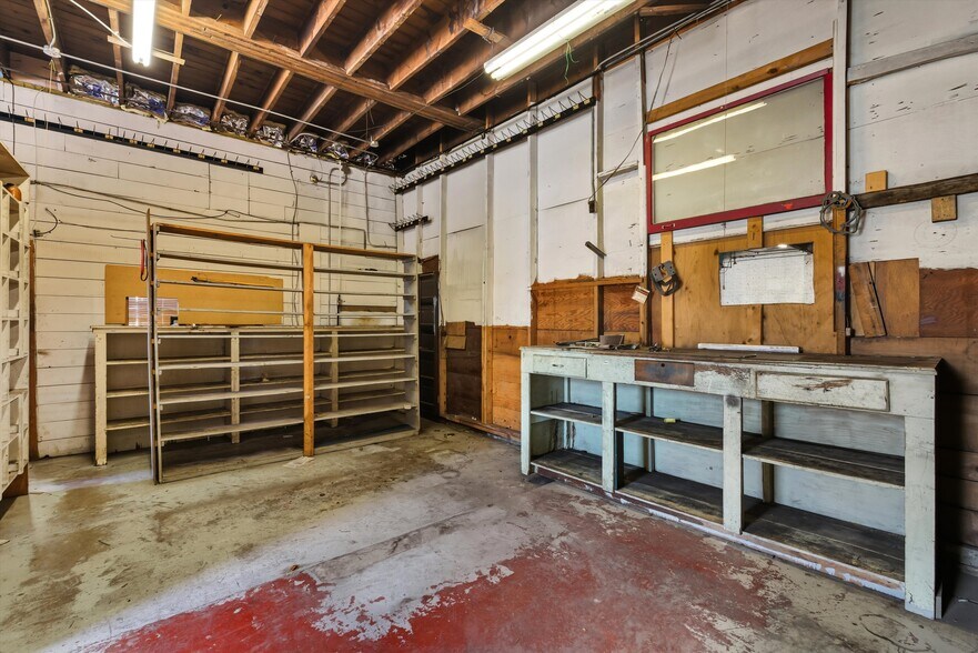 More Photos Of 201 N 2nd St, Raton Auto Repair For Sale