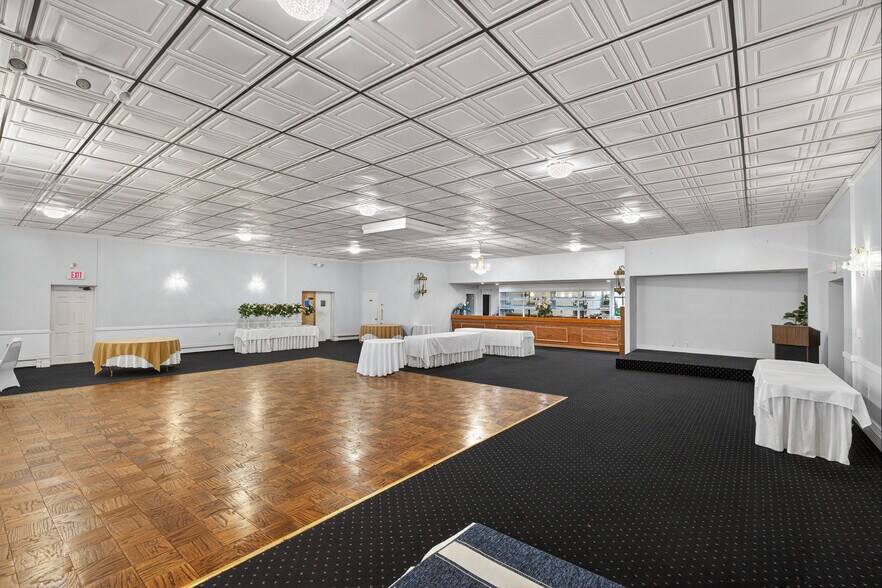 More Photos Of 1146 Spindle Hill Rd, Wolcott Freestanding For Sale