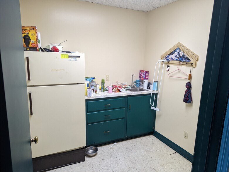 More Photos Of 2608 E Highway 76, Marion General Retail For Sale