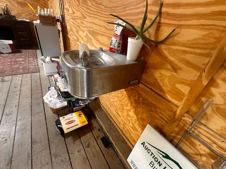 More Photos Of 522A S Main St, Broadway Flex For Sale