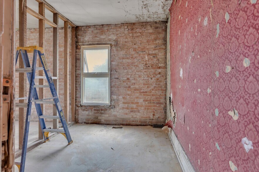 More Photos Of 514 Aylmer St N, Peterborough Multifamily For Sale