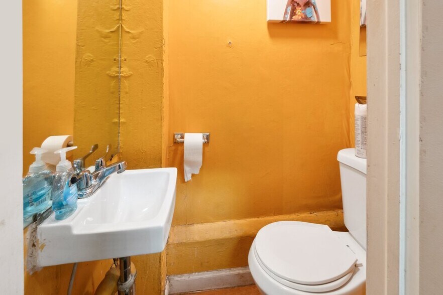 More Photos Of 519-521 N Charles St, Baltimore Office For Sale