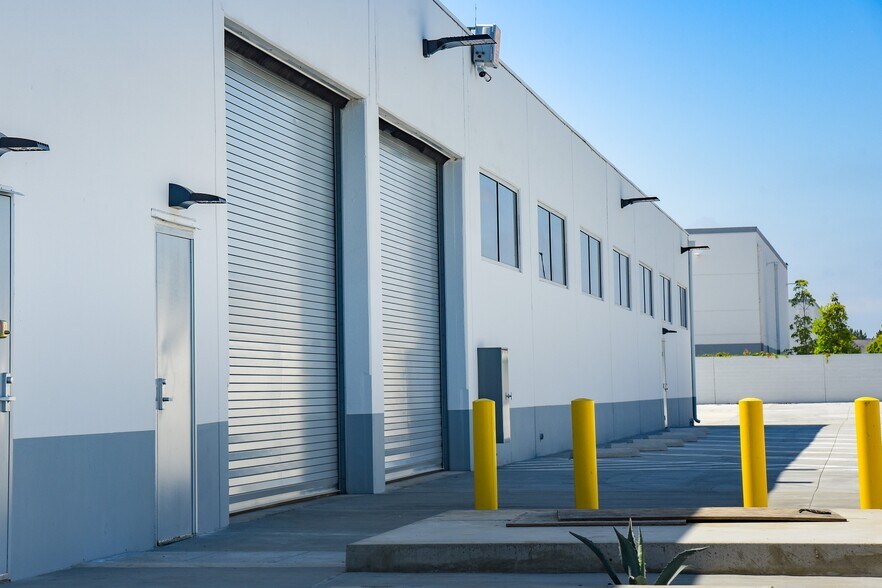 More Photos Of 620 E Dyer Rd, Santa Ana Warehouse For Sale