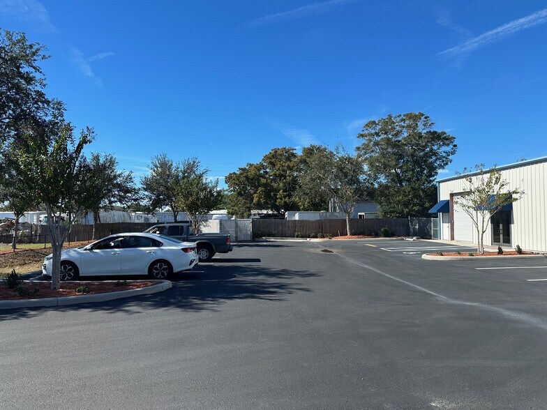 More Photos Of 6679 Treeland Ave, Largo Warehouse For Lease