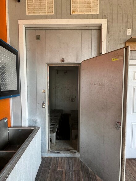 More Photos Of 800 N State St, Bunnell Storefront For Lease