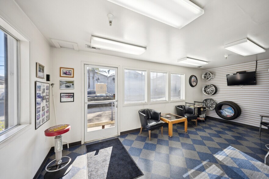 More Photos Of 25 Market St, San Rafael Service For Sale