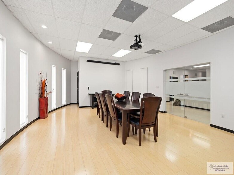 More Photos Of 8015 N Expressway 77, Olmito Medical For Lease