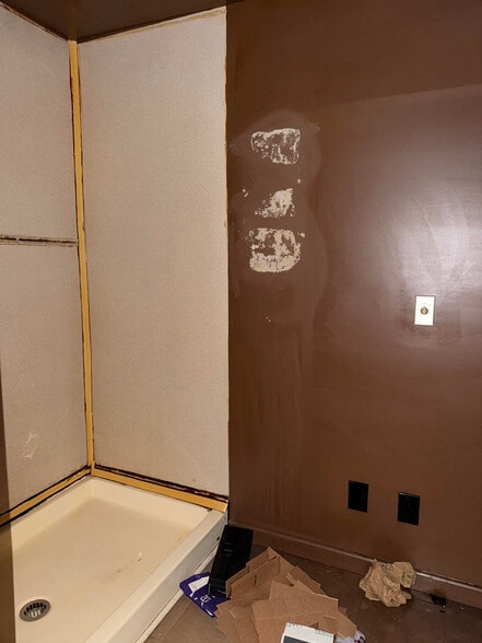 More Photos Of 100-110 W 2nd Ave, Rome Hotel For Lease
